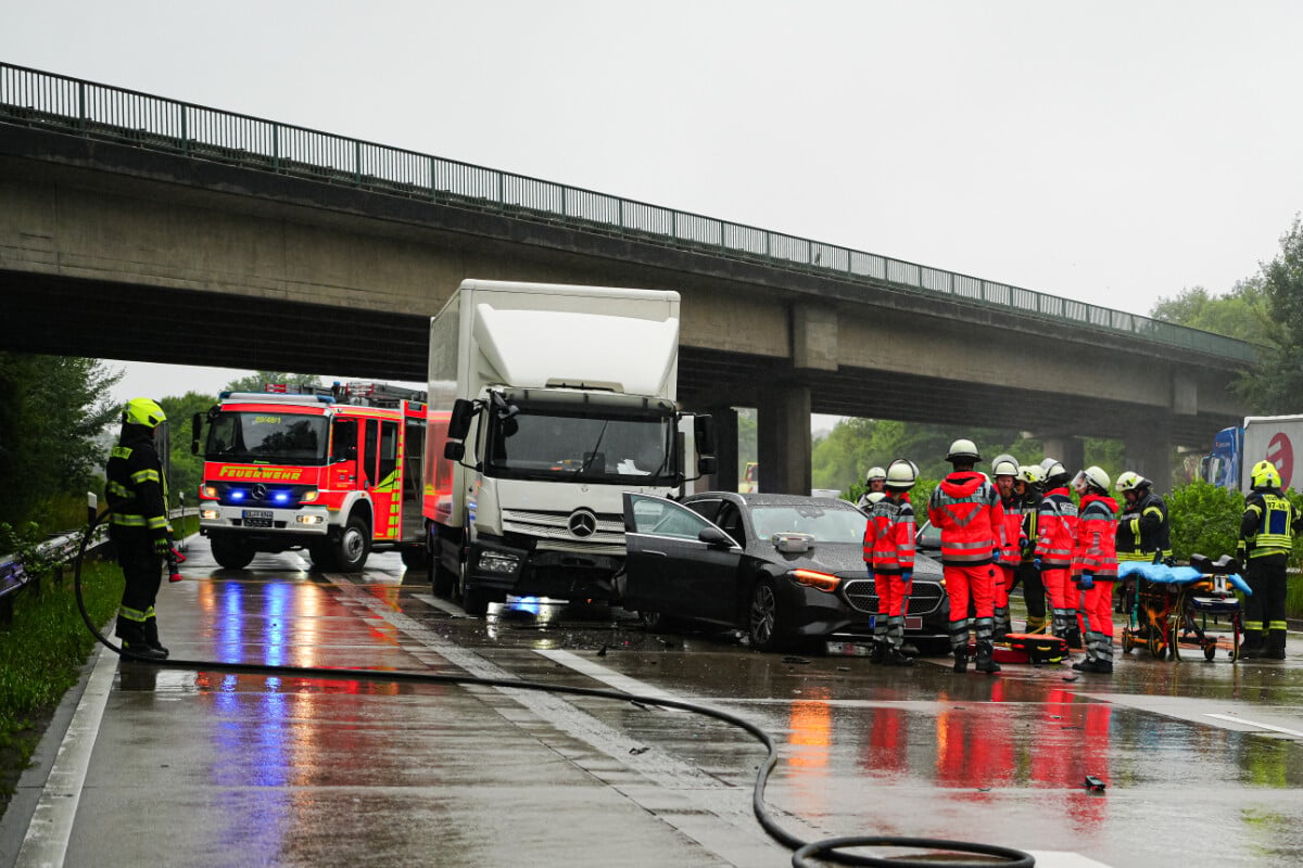 Lkw-kracht-in-Mercedes-Autofahrer-bei-Unfall-auf-A1-schwer-verletzt