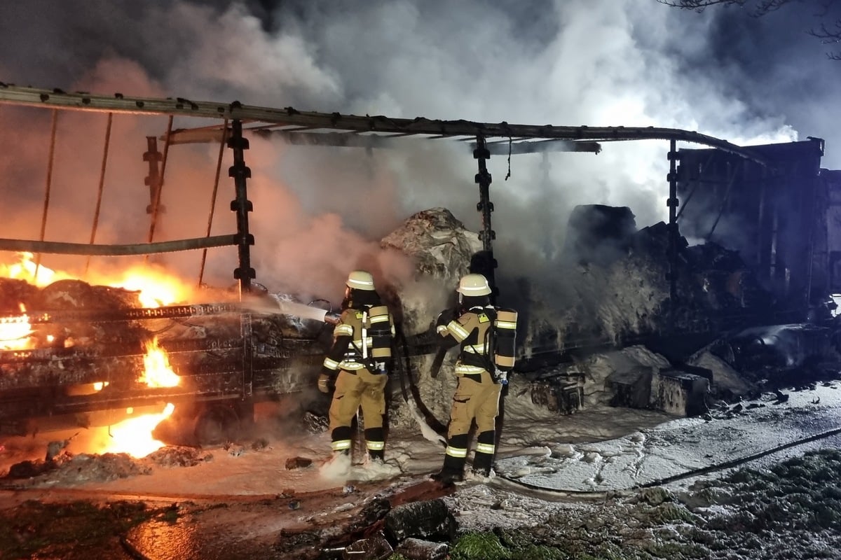 Schwarze-Rauchwolke-ber-der-A46-Lkw-geht-in-Flammen-auf