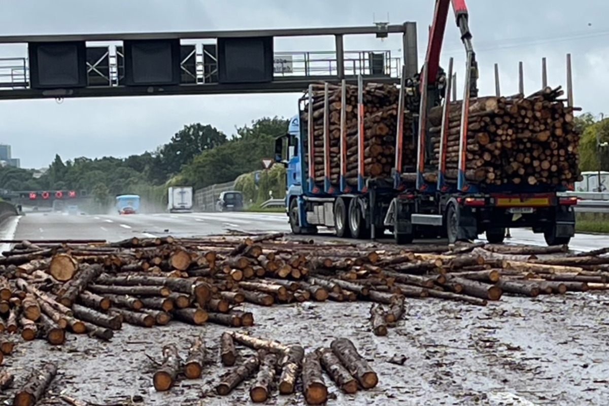Holz-Chaos auf der A5: Umgekippter Lastwagen sorgt für Mega-Stau!