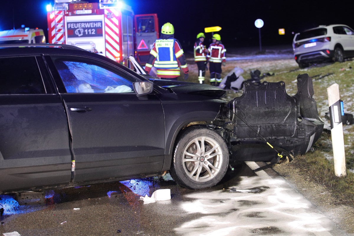 Auto-kracht-in-Gegenverkehr-Eine-Person-lebensgef-hrlich-verletzt