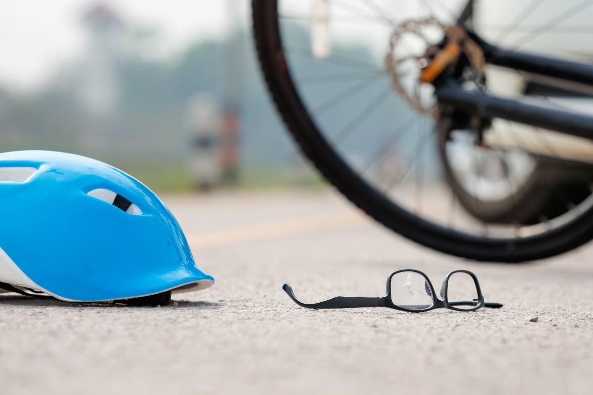 Radfahrer bewusstlos und lebensbedrohlich verletzt aufgefunden: Ermittler mit Vermutung
