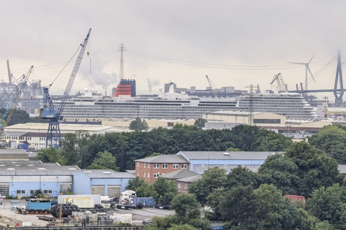 Zum ersten Mal! Kreuzfahrtschiff "Queen Anne" in Hamburg eingelaufen