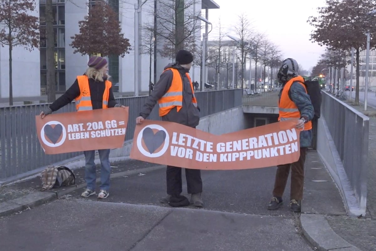 Klima-Kleber Sitzen Vor Bundestags-Bürogebäuden In Berlin