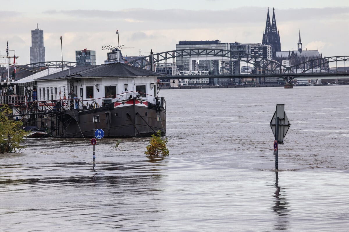 Hochwasser Lage In K Ln Weiter Akut Sitzb Nke Im Wasser Und Langsame