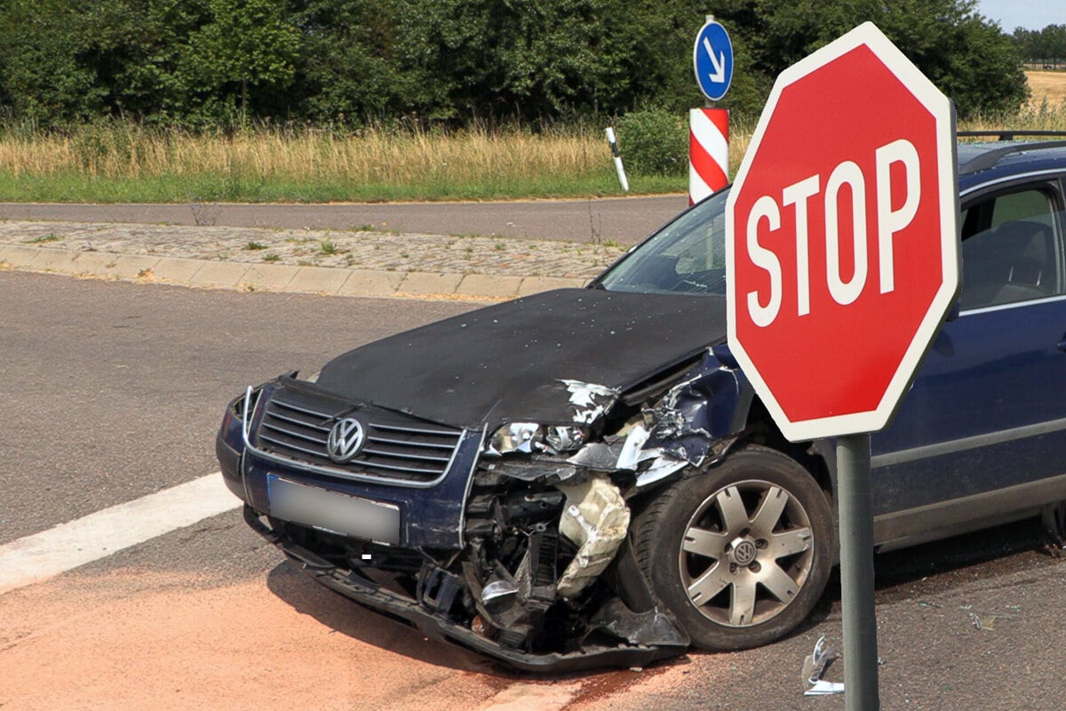 Vorfahrt genommen: Auto landet nach Unfall im Straßengraben