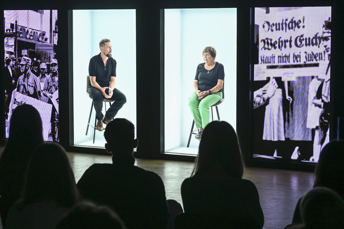 Holo-Promis-sprechen-mit-Berliner-Sch-lern