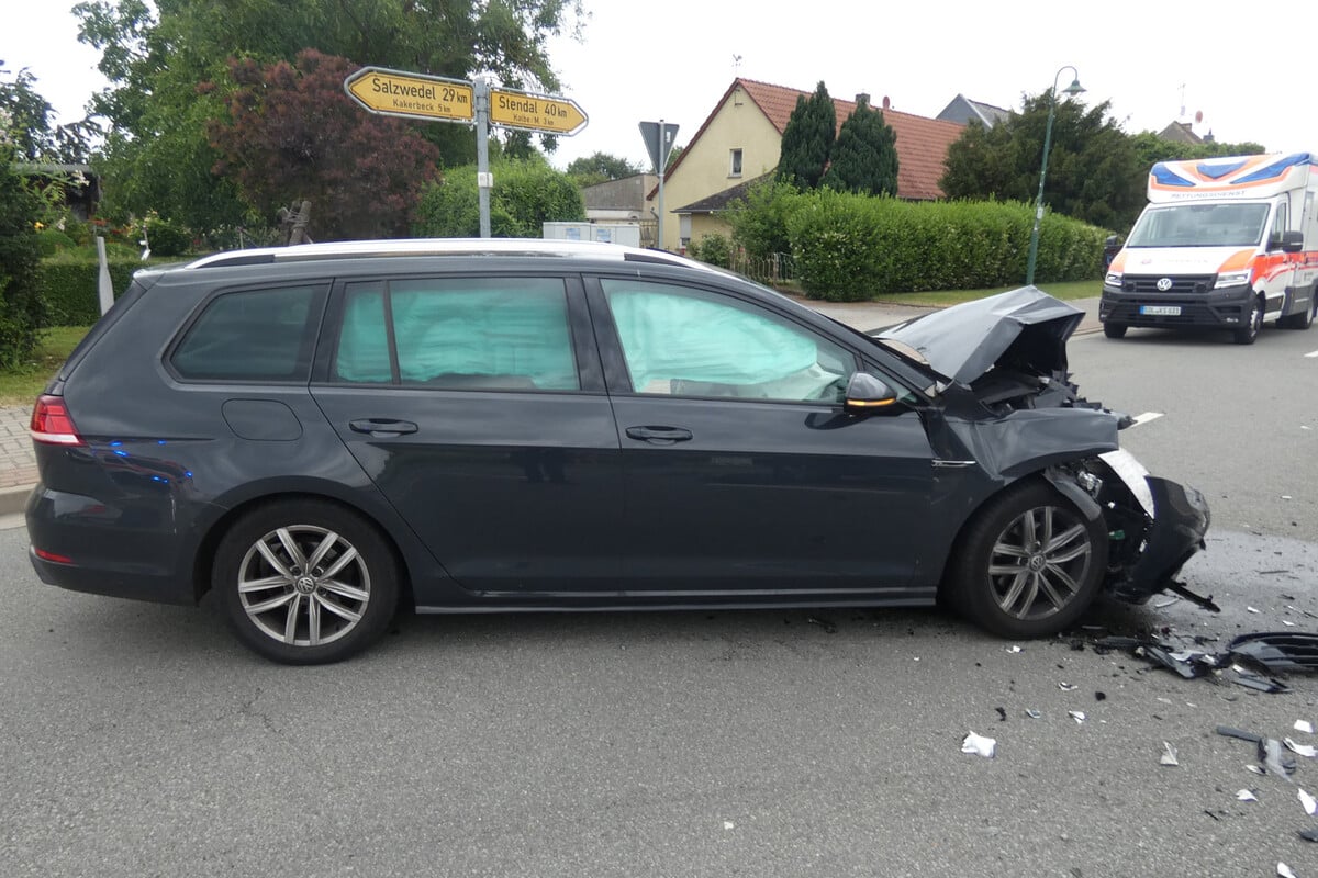 Sekundenschlaf-am-Steuer-Audi-kracht-frontal-in-Gegenverkehr