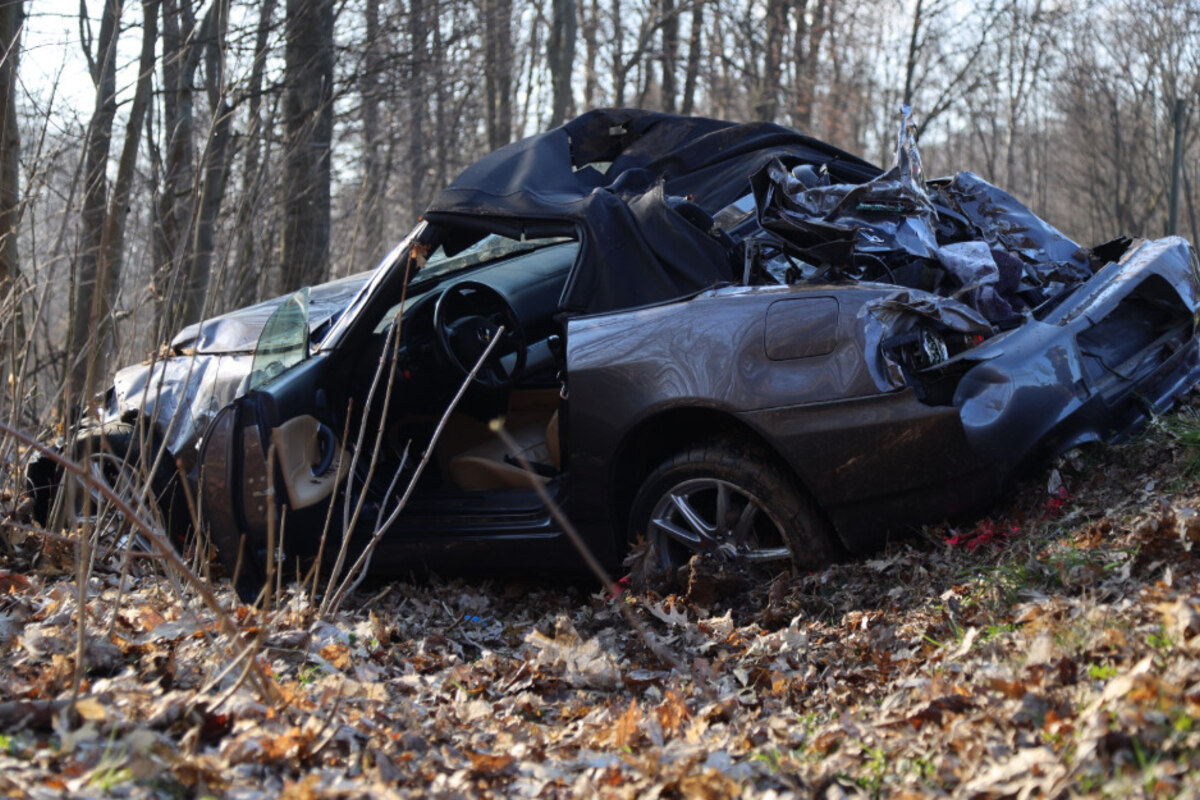 Honda fliegt aus Linkskurve und überschlägt sich: Zwei Personen schwer verletzt