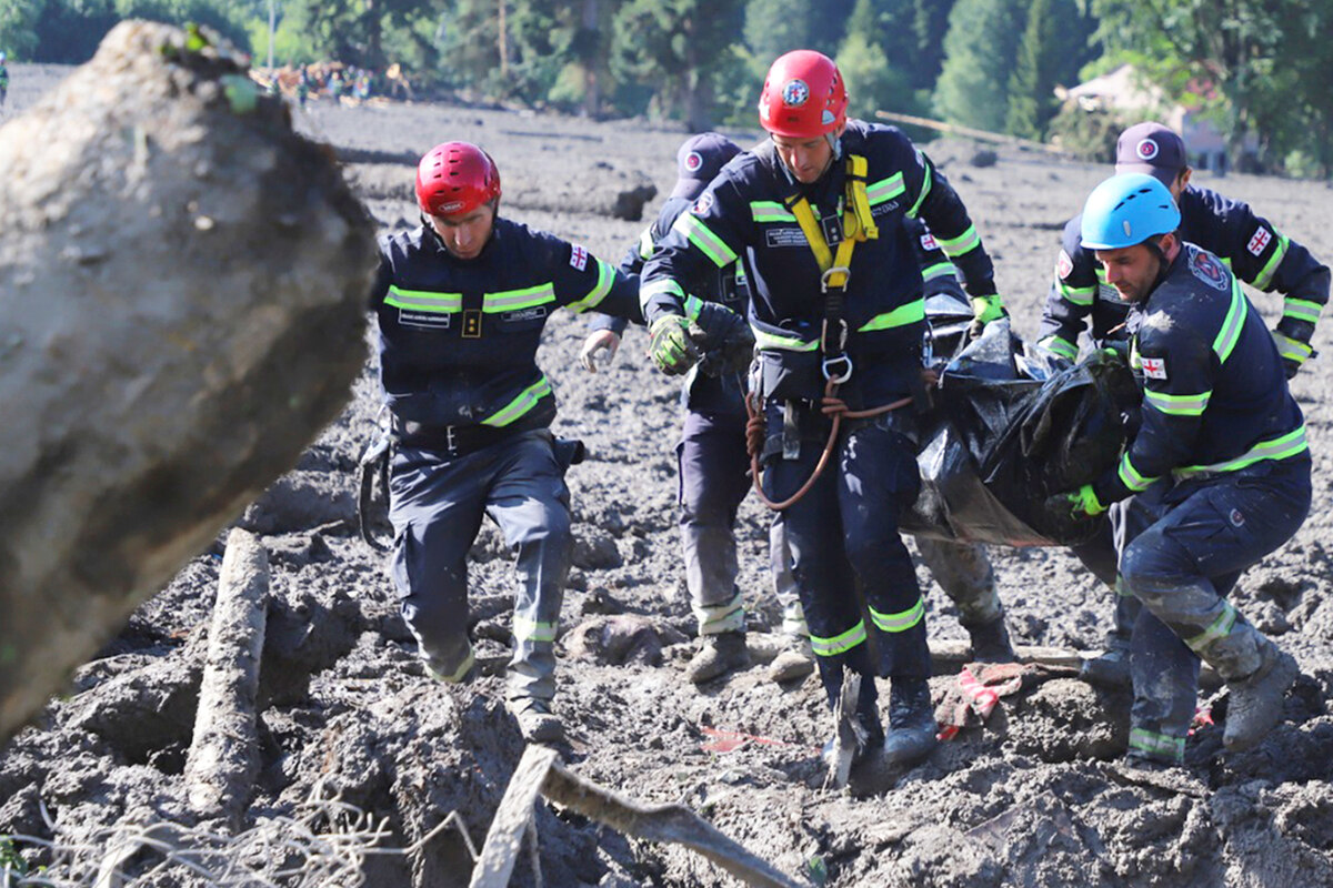 Mindestens Sieben Tote Nach Erdrutsch In Georgien Schlammlawine Bedeckt Ferienregion