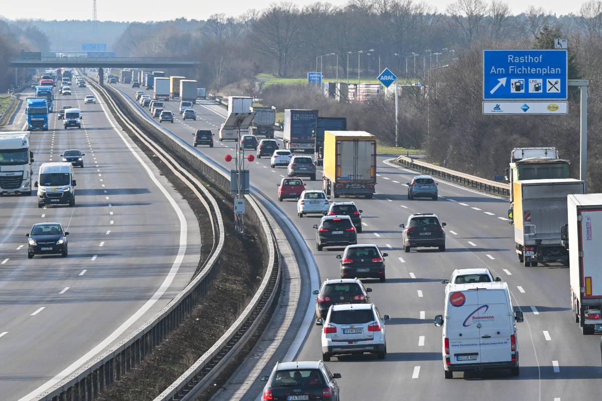 Feuer-Chaos auf A10: Lkw-Anhänger fackelt ab