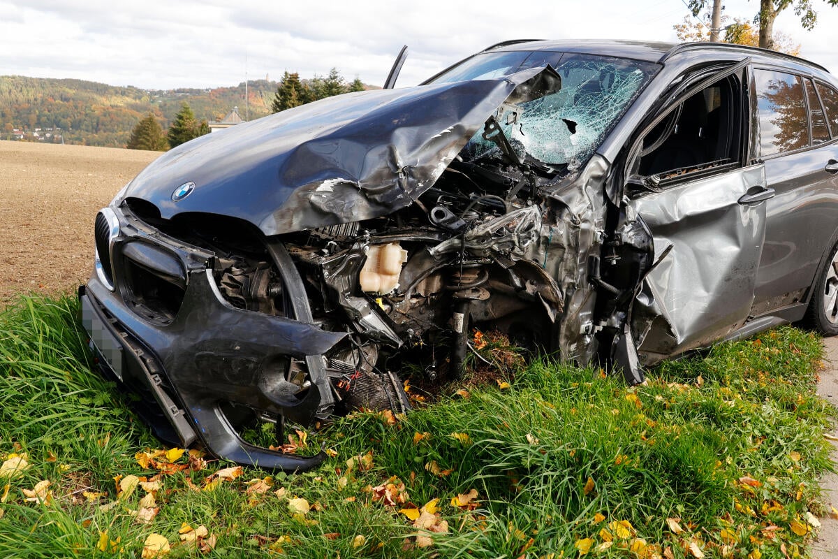 Unfall Bei Augustusburg: BMW Kracht Auf Bundesstraße In Lastwagen