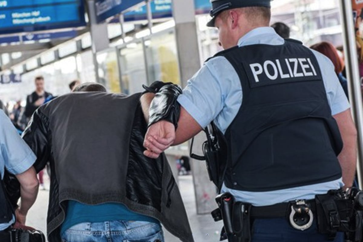 Münchner gibt sich als Polizist aus und will Reisende kontrollieren