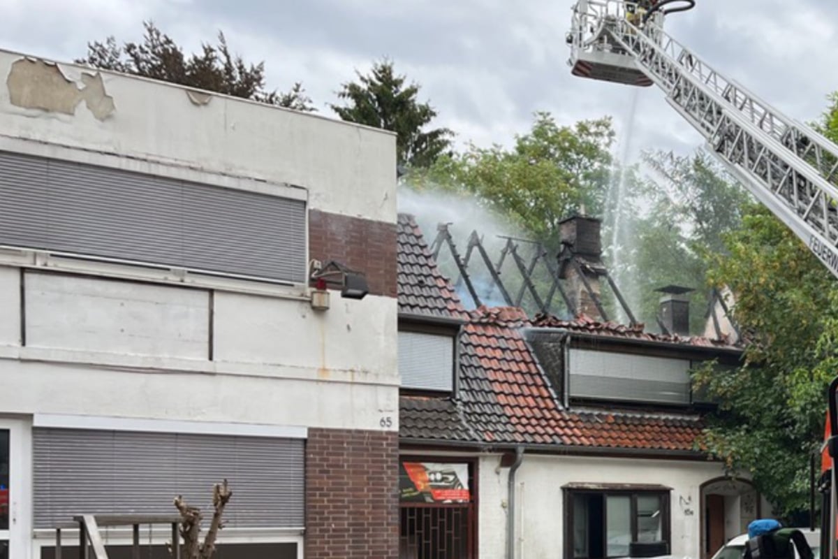 Zwei Feuerwehrleute bei Flammen-Inferno schwer verletzt: War es Brandstiftung?