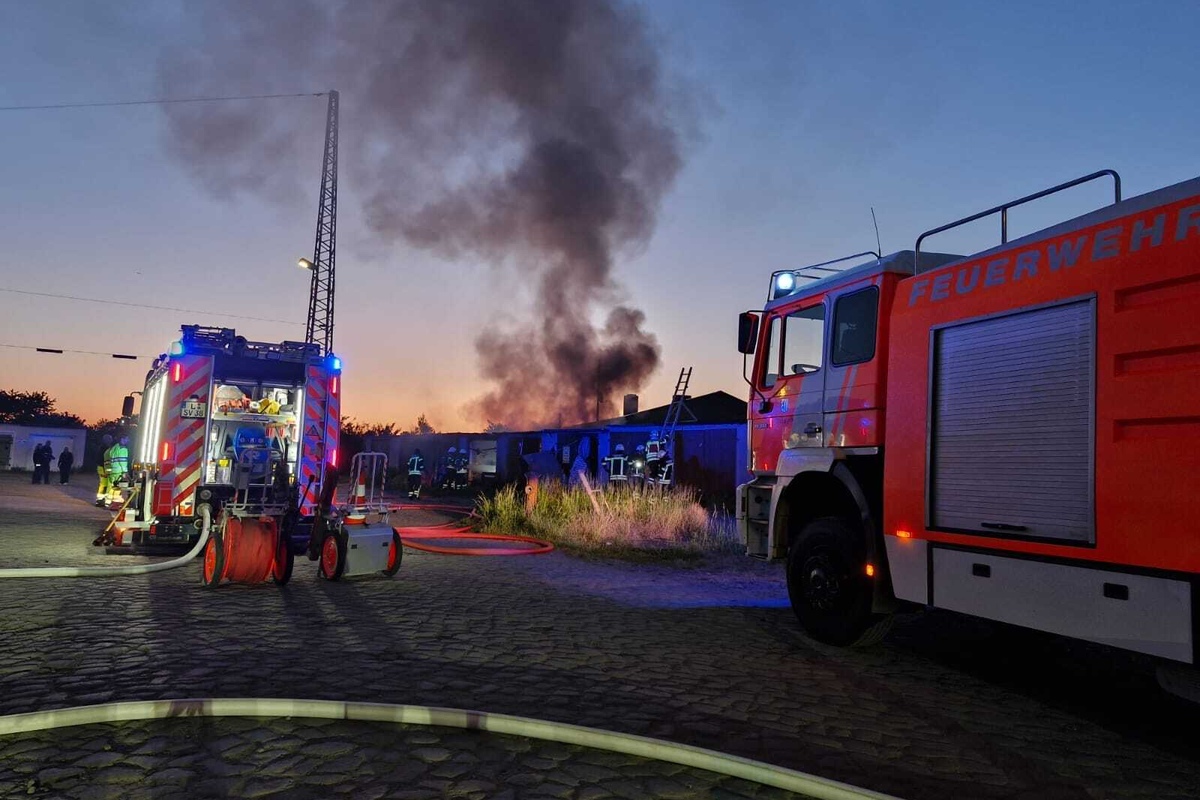 Brandstiftung in Paunsdorf: Garagenkomplex fängt Feuer