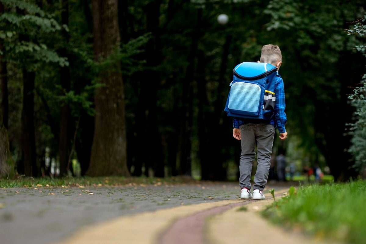 Mann attackiert Kind (9) an Haltestelle und flüchtet: Wer kann Hinweise liefern?