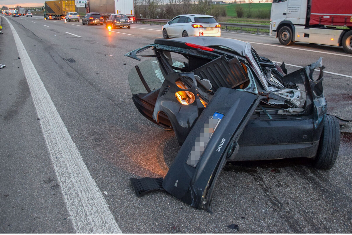 Unfall wegen Niesanfall: Lkw-Fahrer rammt Smart auf A6!