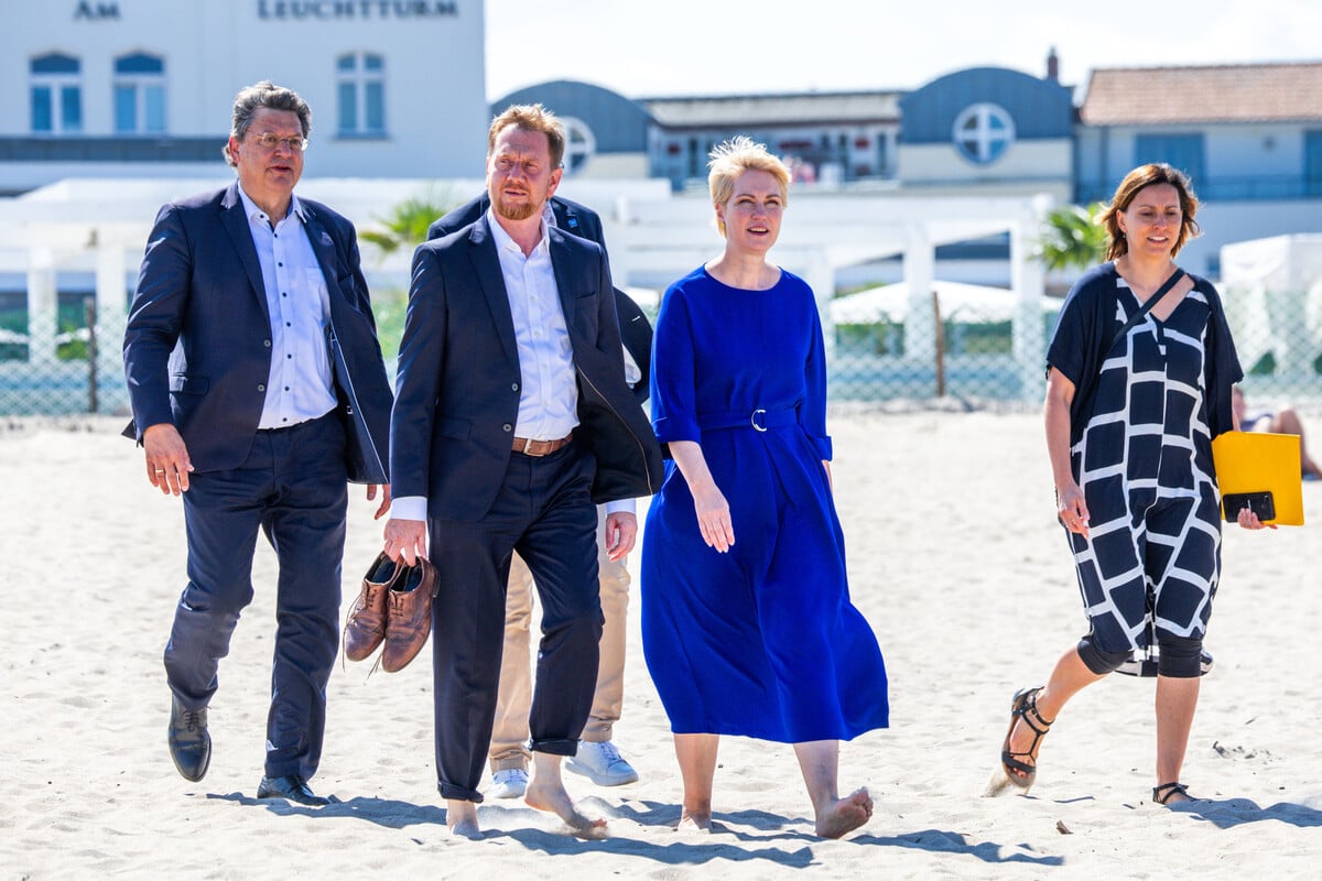 Kretschmer zieht's die Schuhe aus: MP schlendert am Ostsee-Strand entlang