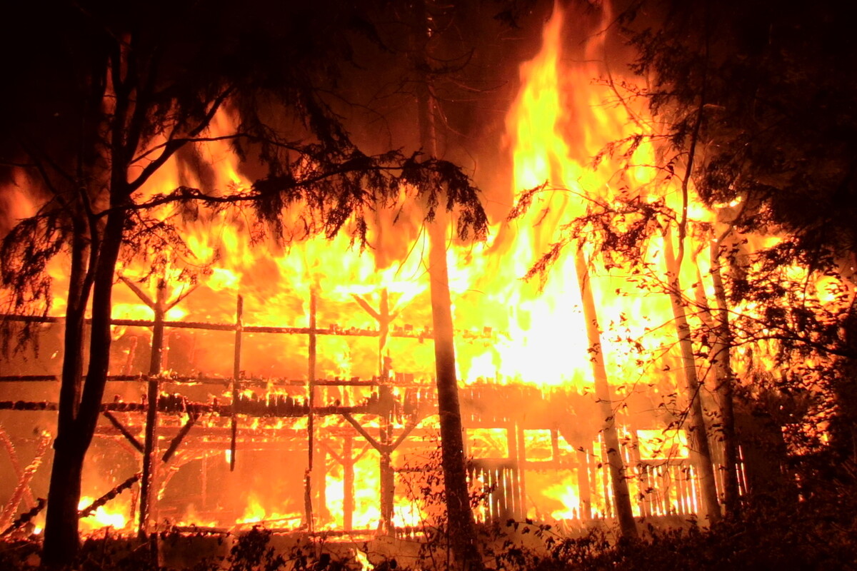 Feuerwehr-Großeinsatz: Lagerhalle brennt lichterloh, Einsatz dauert an