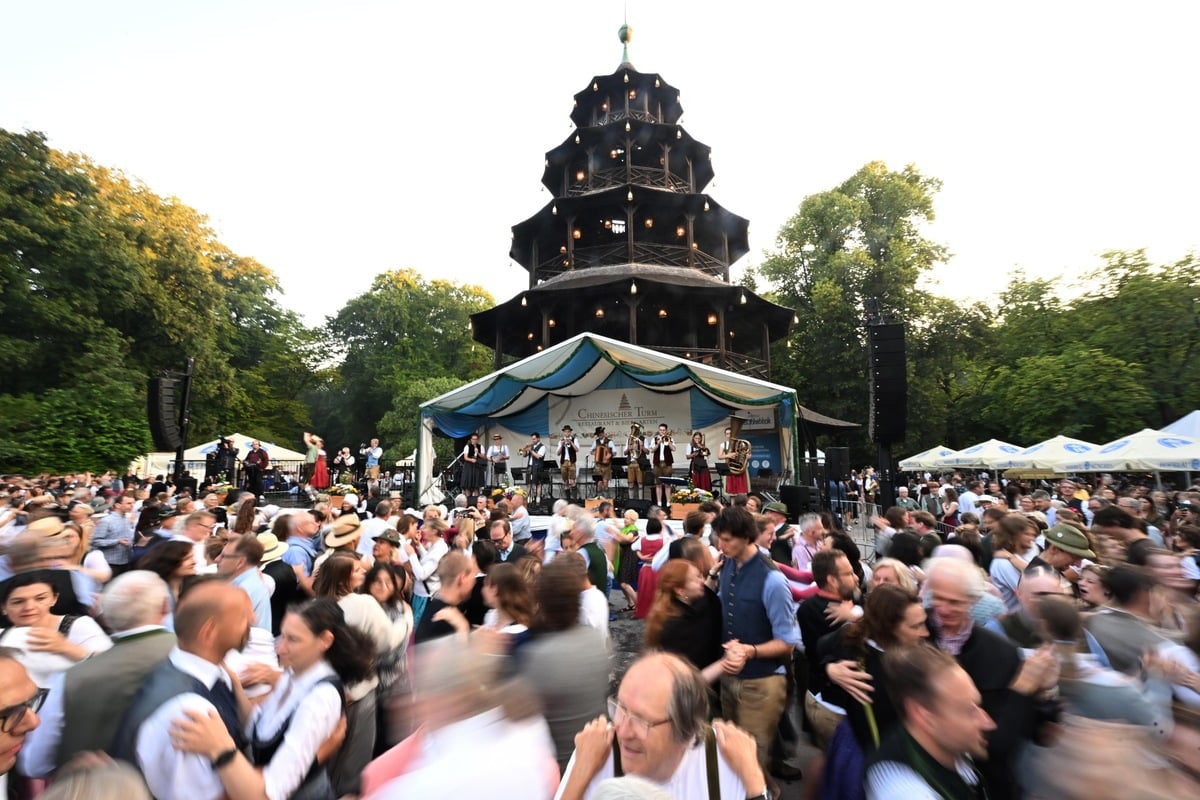 Kocherlball im Englischen Garten: 12.000 tanzen in den Morgen