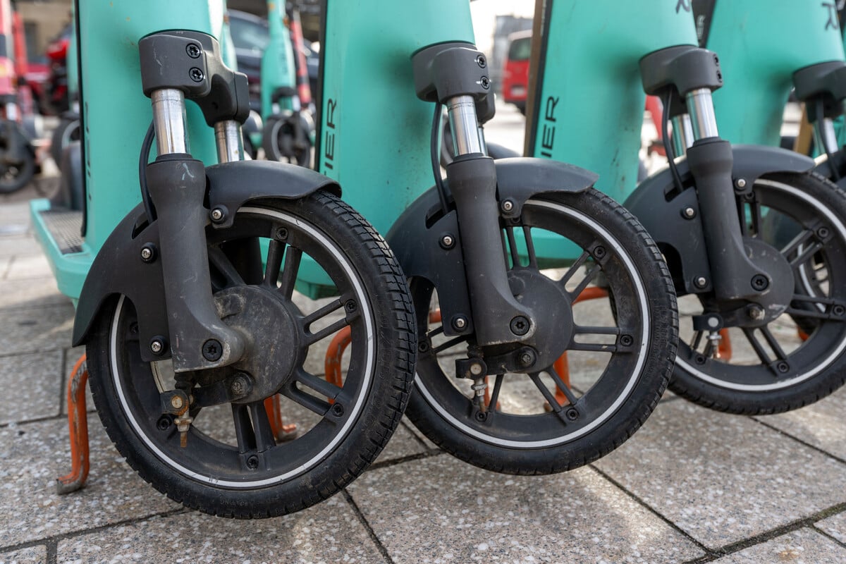 Opel-st-t-in-Leipzig-mit-E-Scooter-zusammen-Drei-Teenager-ins-Krankenhaus-gebracht