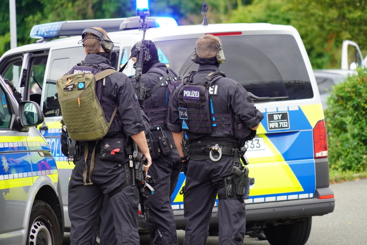 Großeinsatz: Helfer mit Schusswaffe bedroht - Polizei warnt vor Täter!