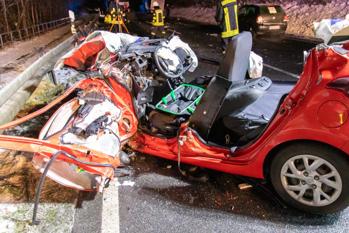 Crash-auf-Bundesstra-e-im-Erzgebirge-Hyundai-Fahrer-muss-aus-Auto-geschnitten-werden