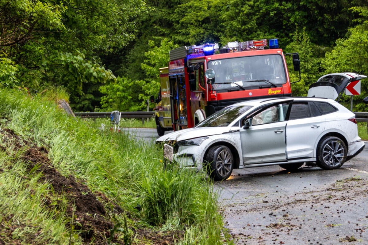 E-Auto kracht in Böschung: Stundenlange Straßensperrung im Erzgebirge