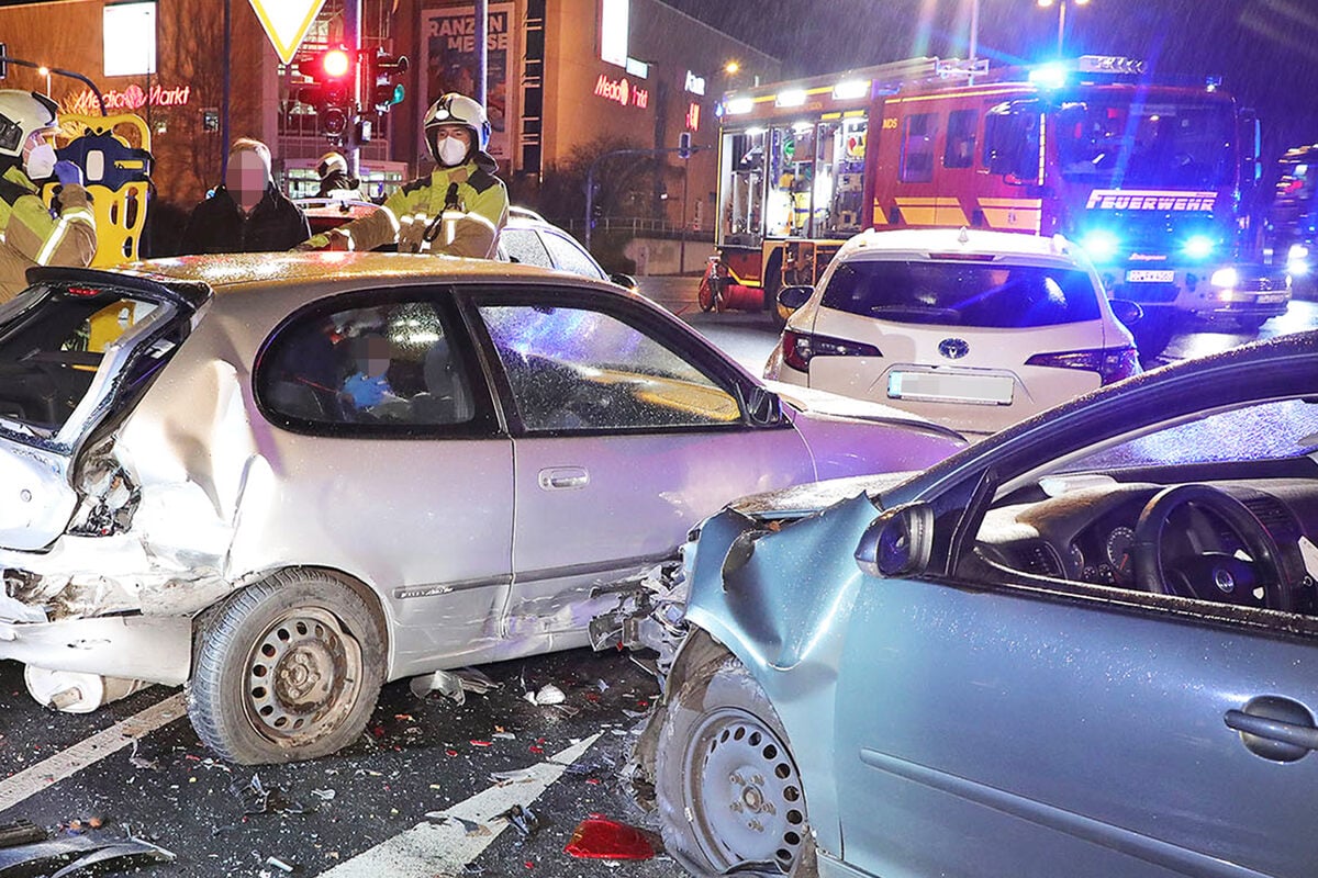 Accident at KaufPark in Dresden: Four cars damaged, 66-year-old injured!