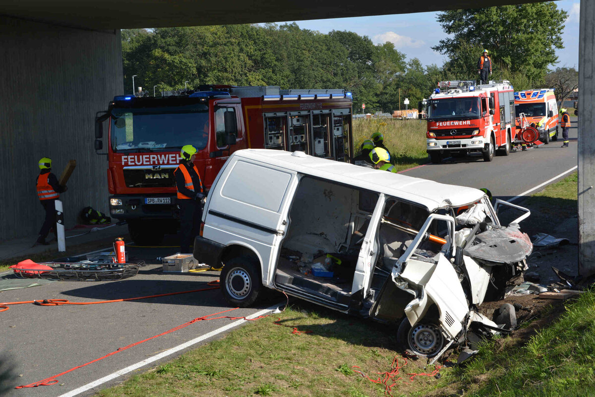 Tödlicher Unfall An Der Grenze Zu Sachsen: VW Knallt Gegen ...