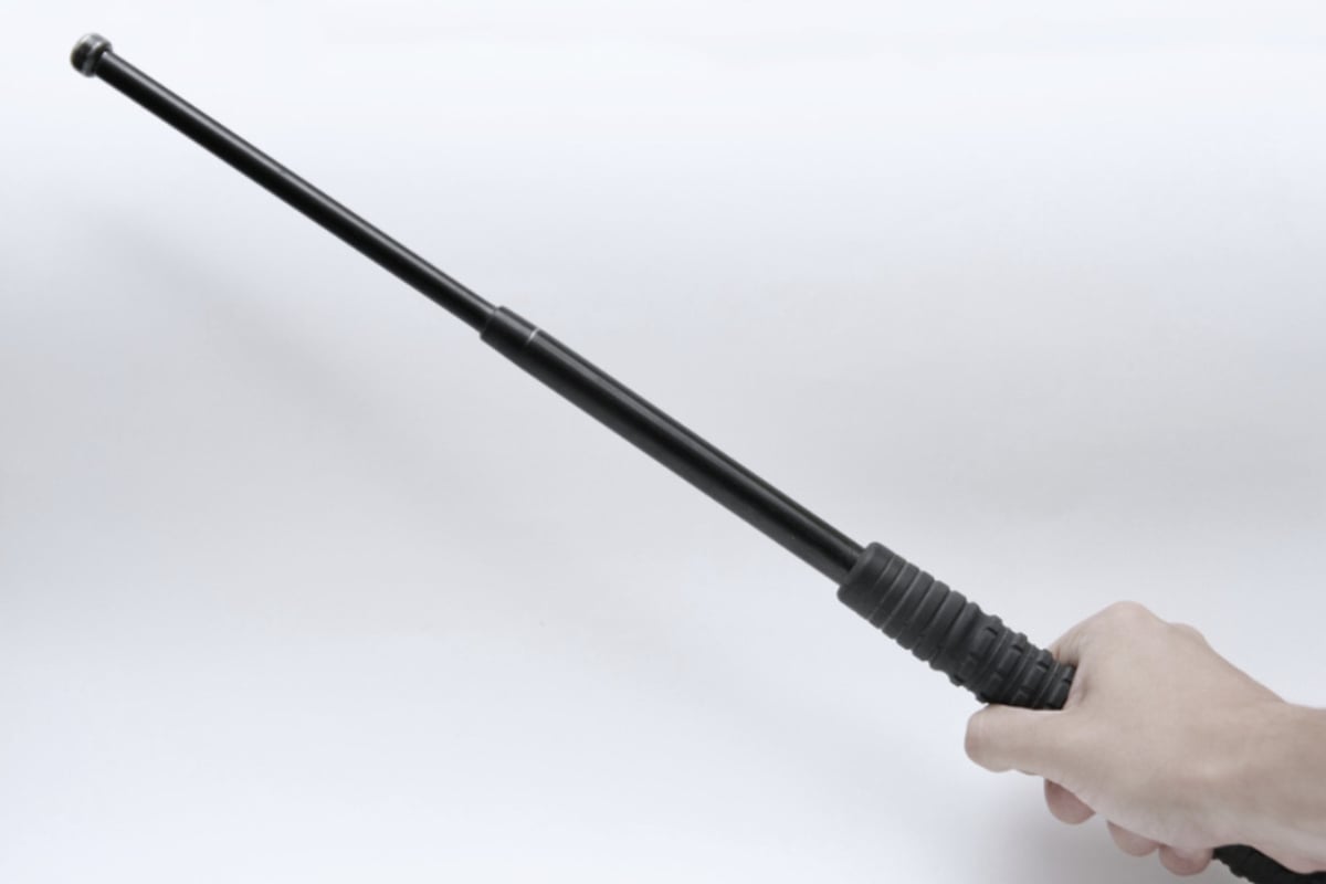 Pure-Gewalt-Teenager-verpr-gelt-jungen-Mann-mit-Schlagstock