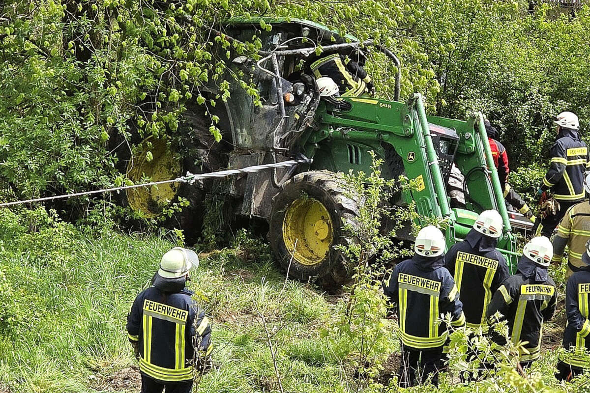 Horror-Unfall bei Forstarbeiten: Traktor stürzt rund 40 Meter in die Tiefe