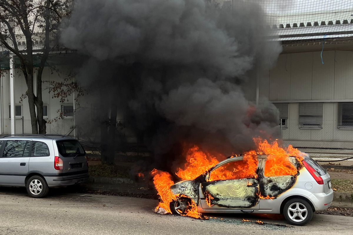 Viel dunkler Rauch und grelle Flammen: Auto in Vollbrand