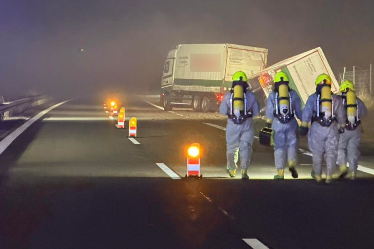 A36-stundenlang-gesperrt-Laster-mit-Gefahrgut-kippt-um
