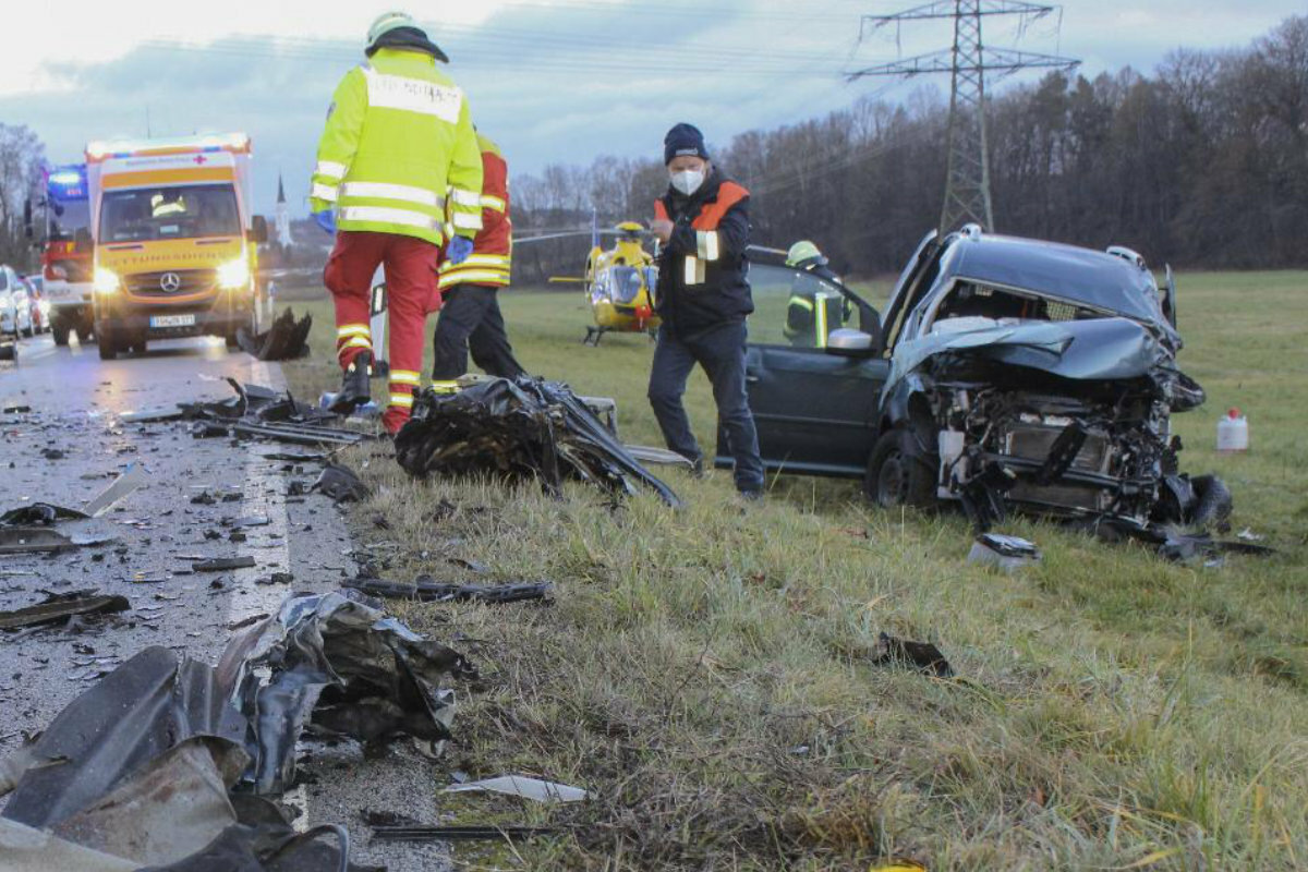Schwerer Frontal-Crash: Mehrere Personen teils lebensgefährlich verletzt