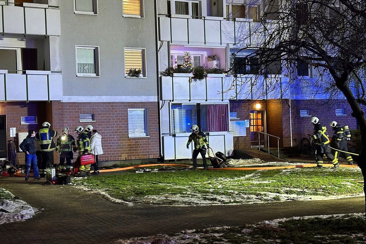 brandstiftung-mehrfamilienhaus-steht-in-flammen-15-personen-evakuiert