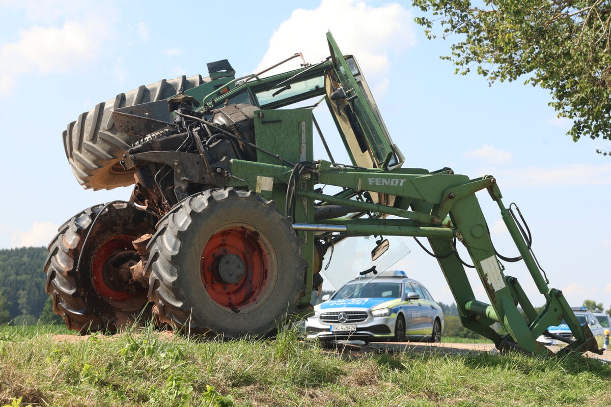 Traktor kollidiert mit Auto: Vierköpfige Familie schwer verletzt