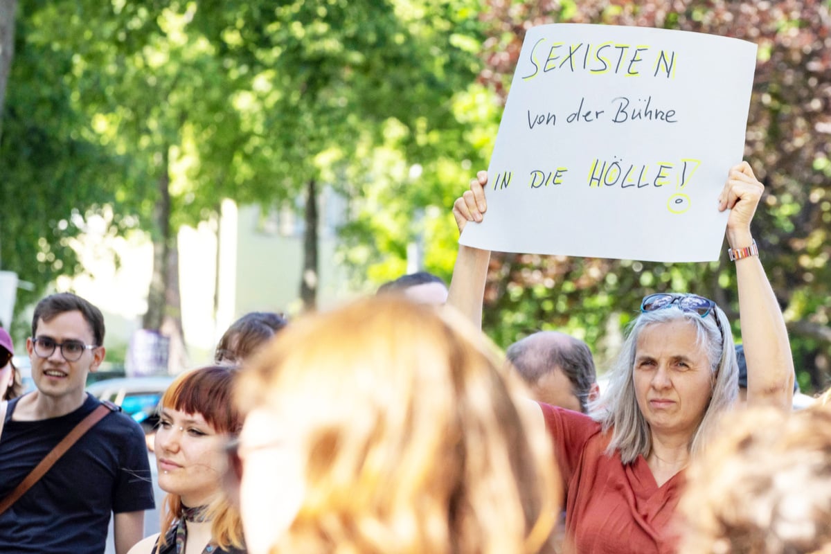 Rammstein-Fans und -Gegner in Dresden unterwegs