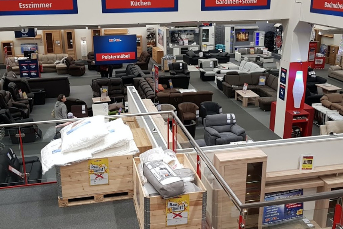 In Hanau gibt's bei Roller Möbel bis Samstag (6.11.) Sofas, Betten & Co