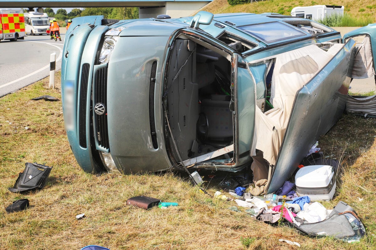 Heftiger-Unfall-auf-der-A7-Camper-kippt-nach-Crash-auf-die-Seite