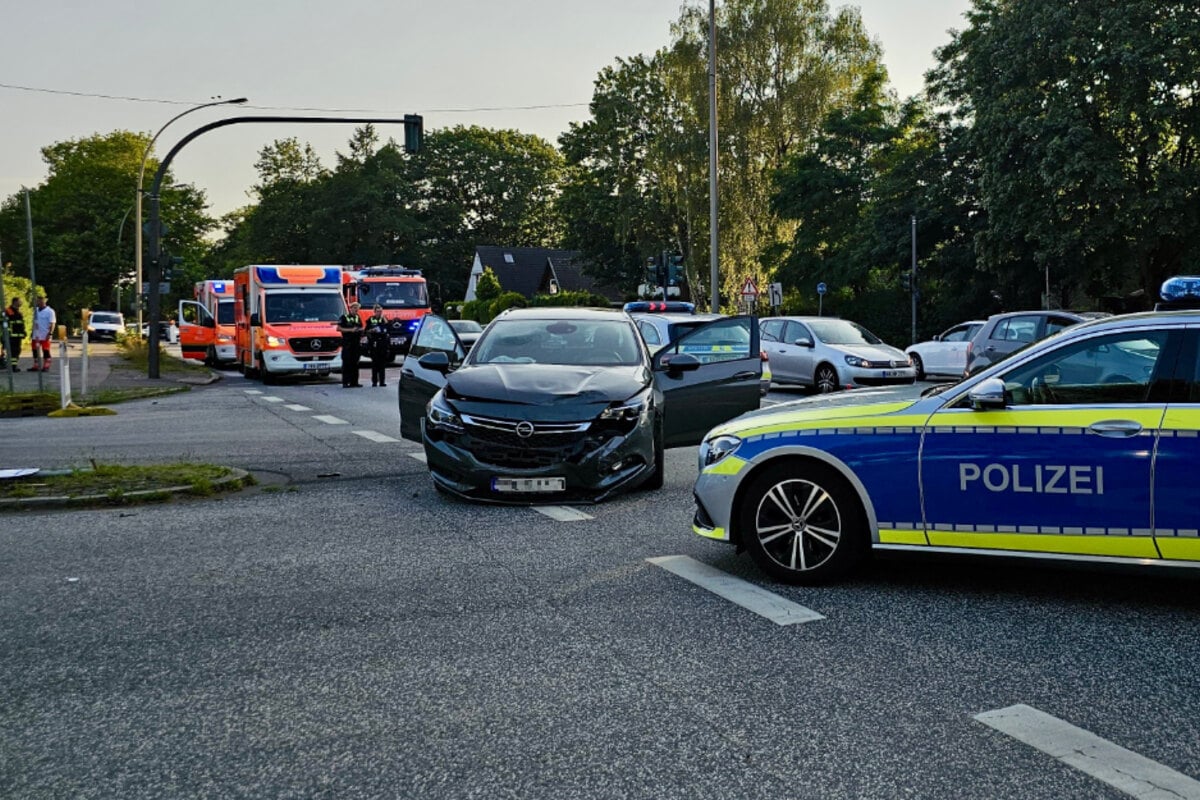 Opel-Fahrer fährt bei Rot und baut heftigen Unfall: Fußgängerampel knickt ab