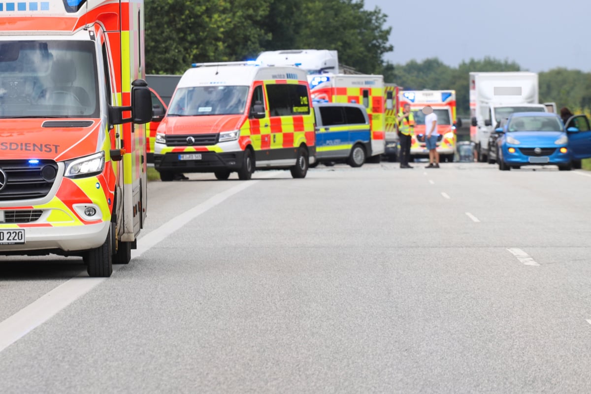 Motorrad-und-Auto-krachen-auf-A23-zusammen-Kurze-Zeit-sp-ter-knallt-es-erneut