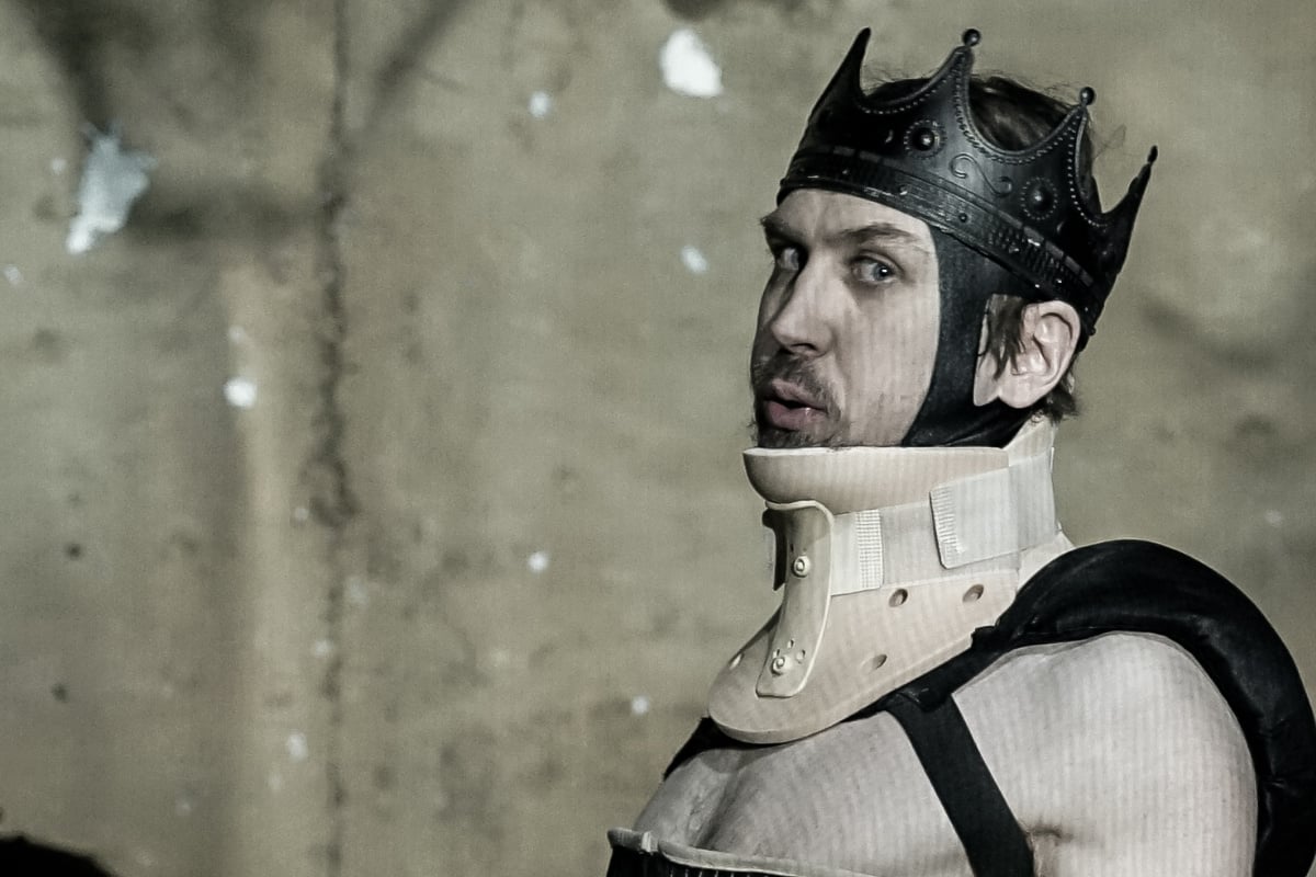 Lars Eidinger als Richard III. in Unterhose und Korsett: "Hast du heute schon geleckt?"