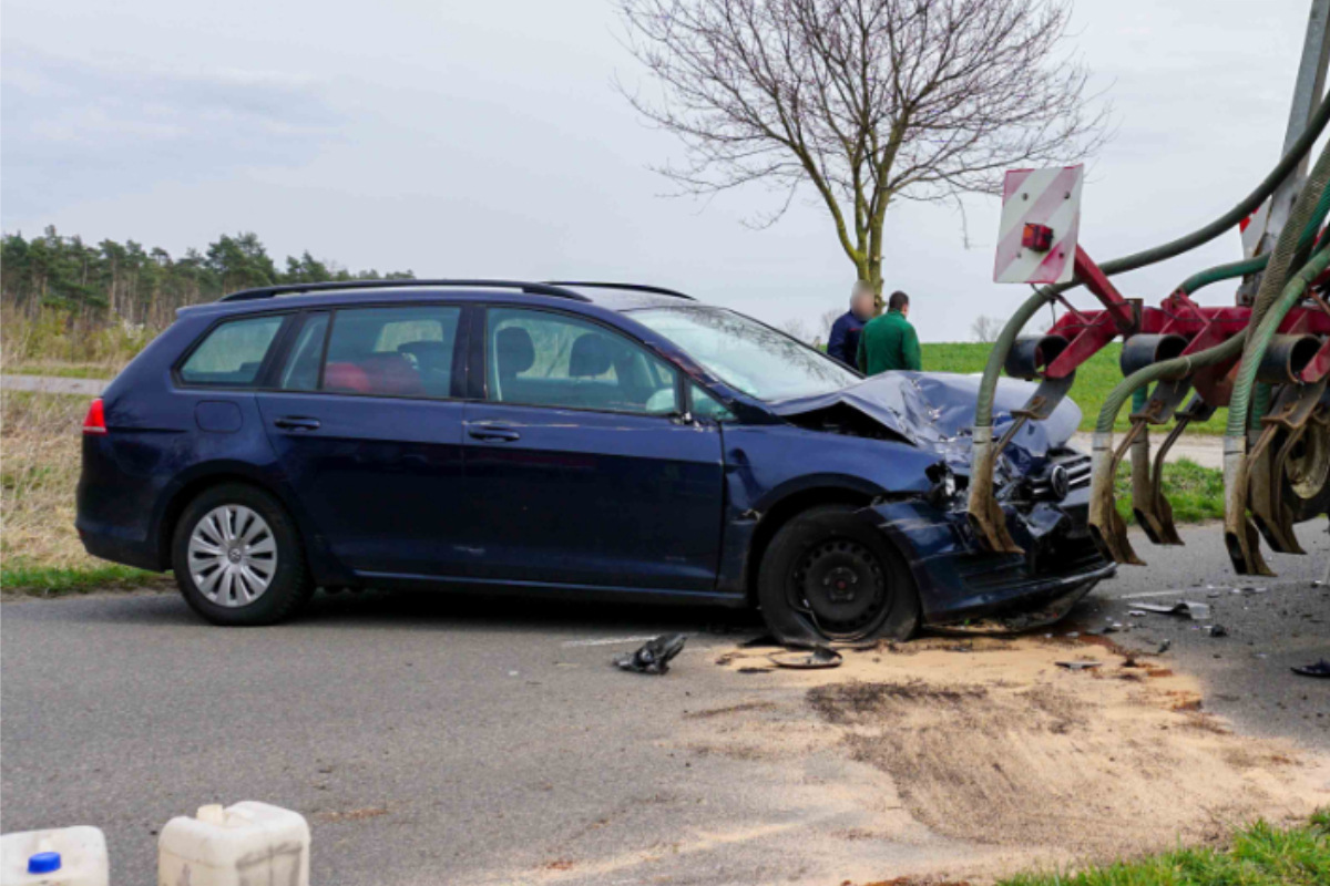 VW kracht in Gülle-Traktor: Mutmaßlich Schwangere bei Unfall verletzt