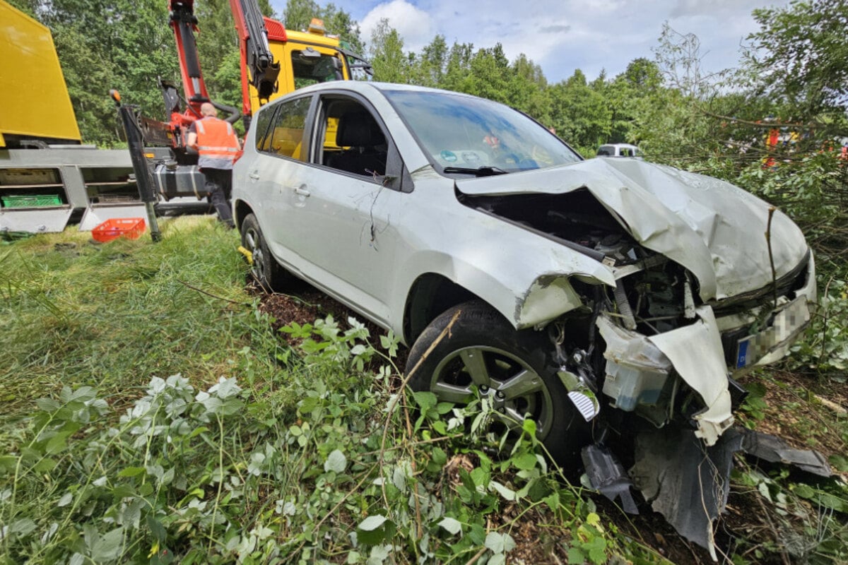 Vollsperrung auf A72: Toyota-Fahrerin kommt von Fahrbahn ab, Hund bleibt unverletzt
