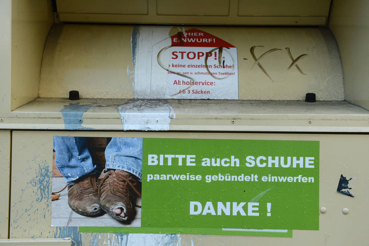 Leipzig: Mit Pistole bedroht - Diebe klauen Altkleider aus Container