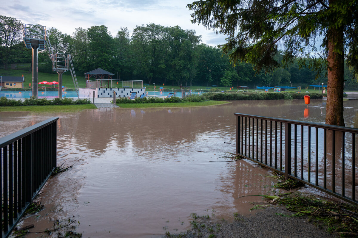 Kurzes Unwetter schlägt heftig zu: Freibad Bad Berka geflutet
