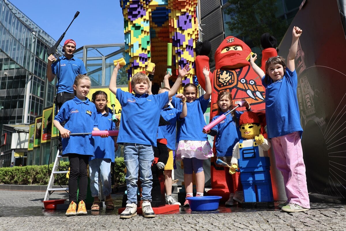 Wasser marsch am Legoland Berlin: Kleine Fans schrubbten an Lego-Giraffe Lilli