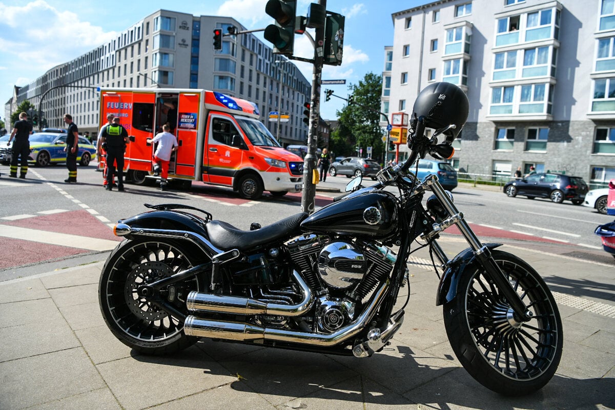 Harley-Fahrer kracht in Fahrrad, das schleudert gegen Transporter