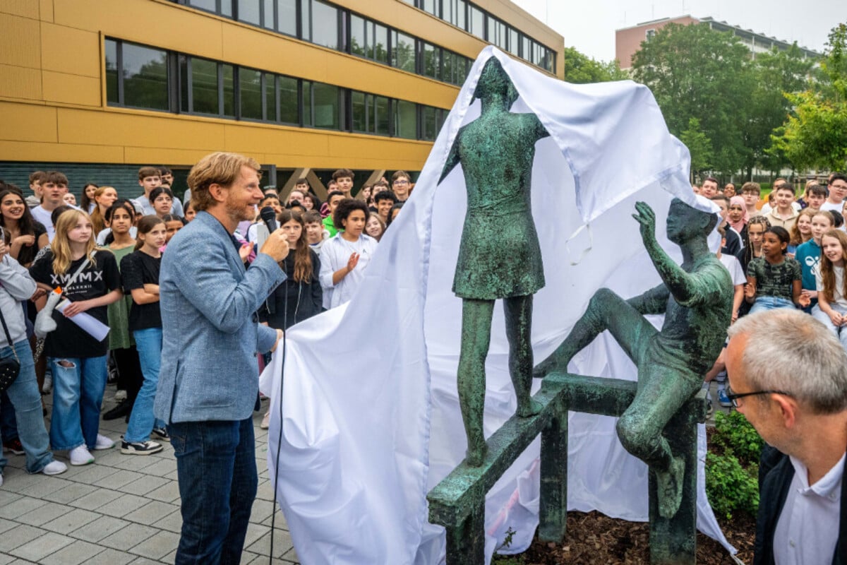 Darum steht ein Schwebebalken aus Bronze im Hof einer Chemnitzer Schule