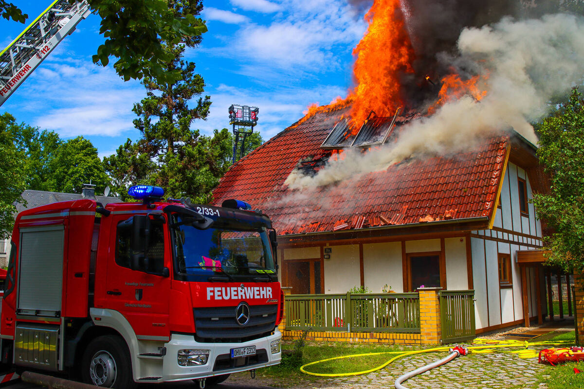 Feuer zerstört Haus in Glienicke: Bewohnerin muss reanimiert werden